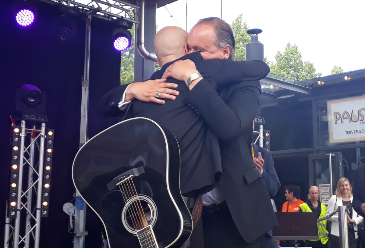 Juha Tapio ja Ile Vainio halaavat