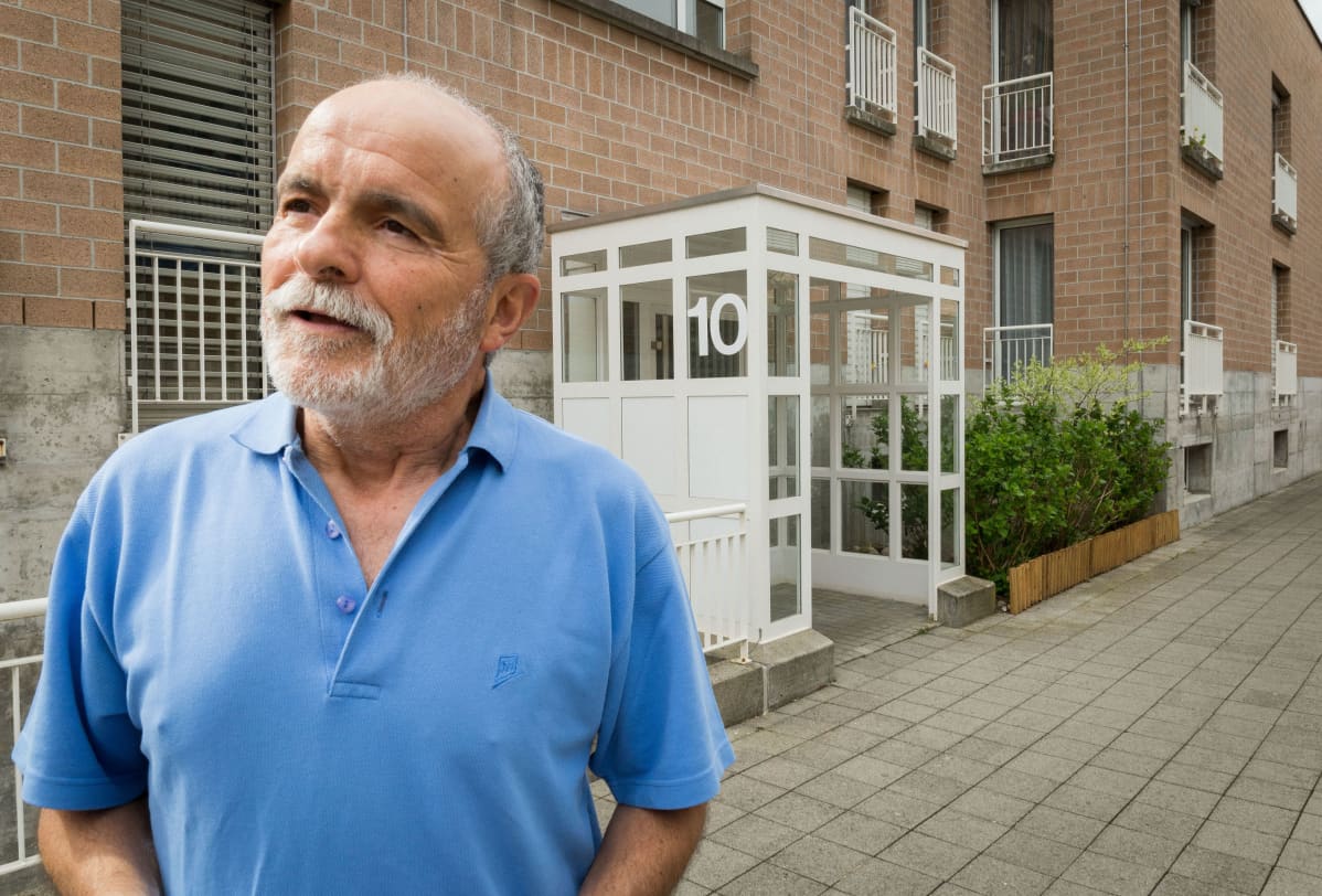 Rafael Machado Kim Jong-unin väitetyn asuintalon Kirchstrasse 10:n pihassa