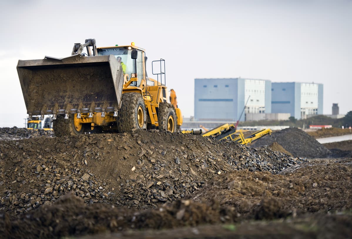 Hinkley Point C ydinvoimalan maamuokkaustöitä valmistellaan tratorilla.