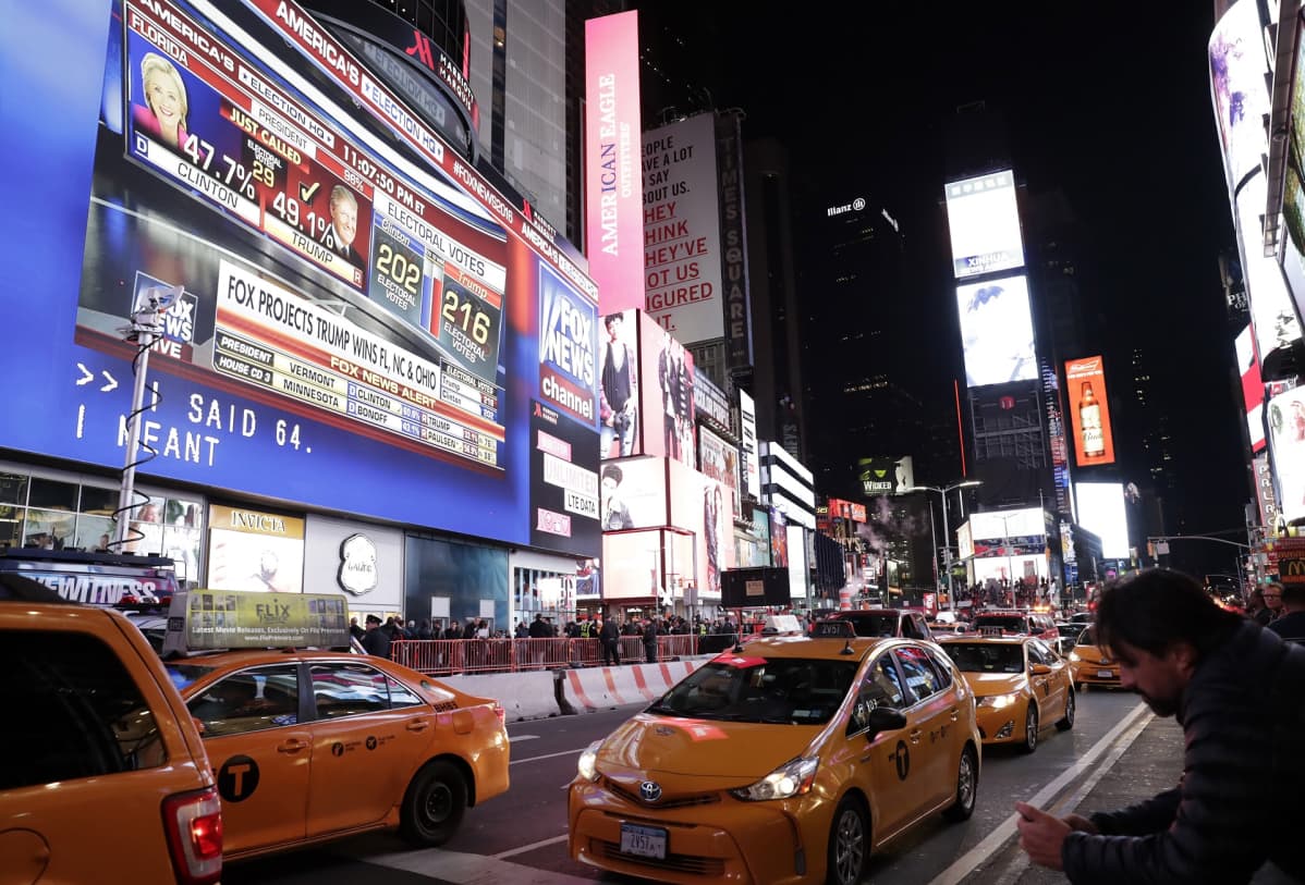 Presidentinvaalituloksia jättinäytöllä Times Squarella New Yorkissa 8. marraskuuta 2016.