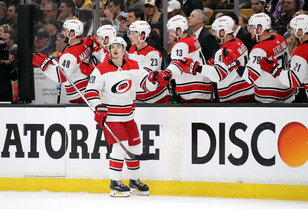 Sebastian Aho juhlii maalia.