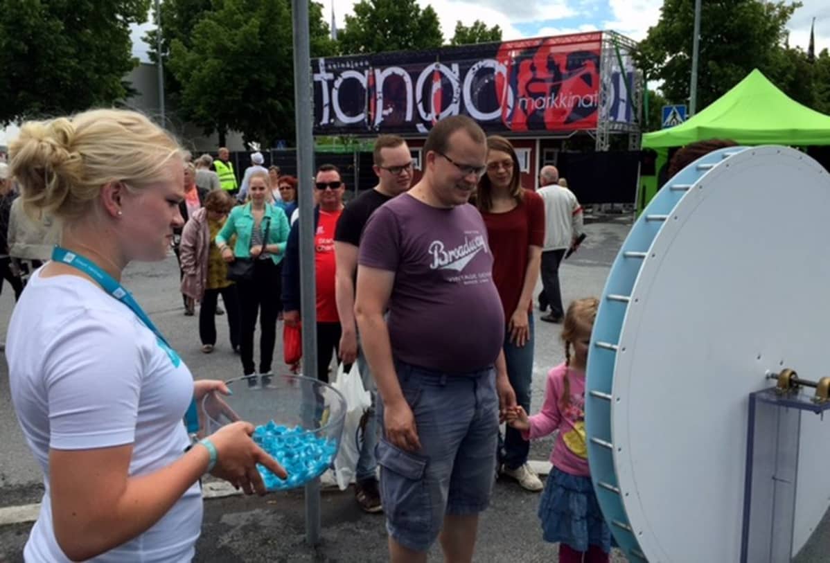 Onnenpyörän pyörittämistä Ylen Tangoteltalla Seinäjoen Tangomarkkinoilla 2015.