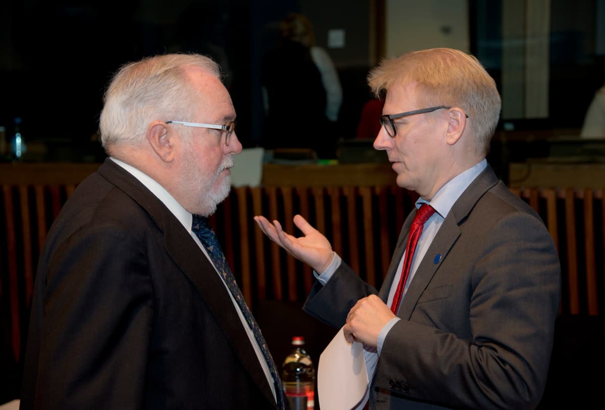 Ilmastokomissaari Miguel Aries Canete ja ympäristöministeri Kimmo Tiilikainen ministerikokouksessa Luxemburgissa perjantaina.