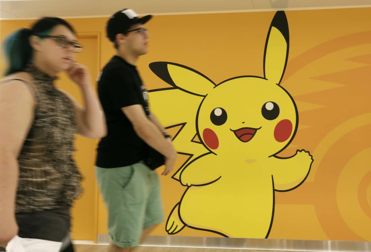 Turistit kävelevät seinään maalatun Pikachu-hahmon ohi Japanissa heinäkuussa 2016.