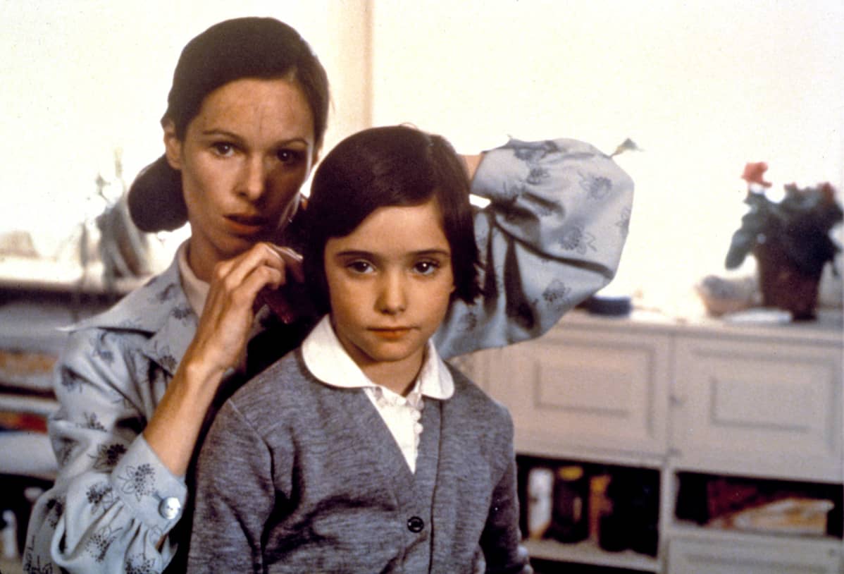 Geraldine Chaplin ja Ana Torrent elokuvassa Korppi sylissä.