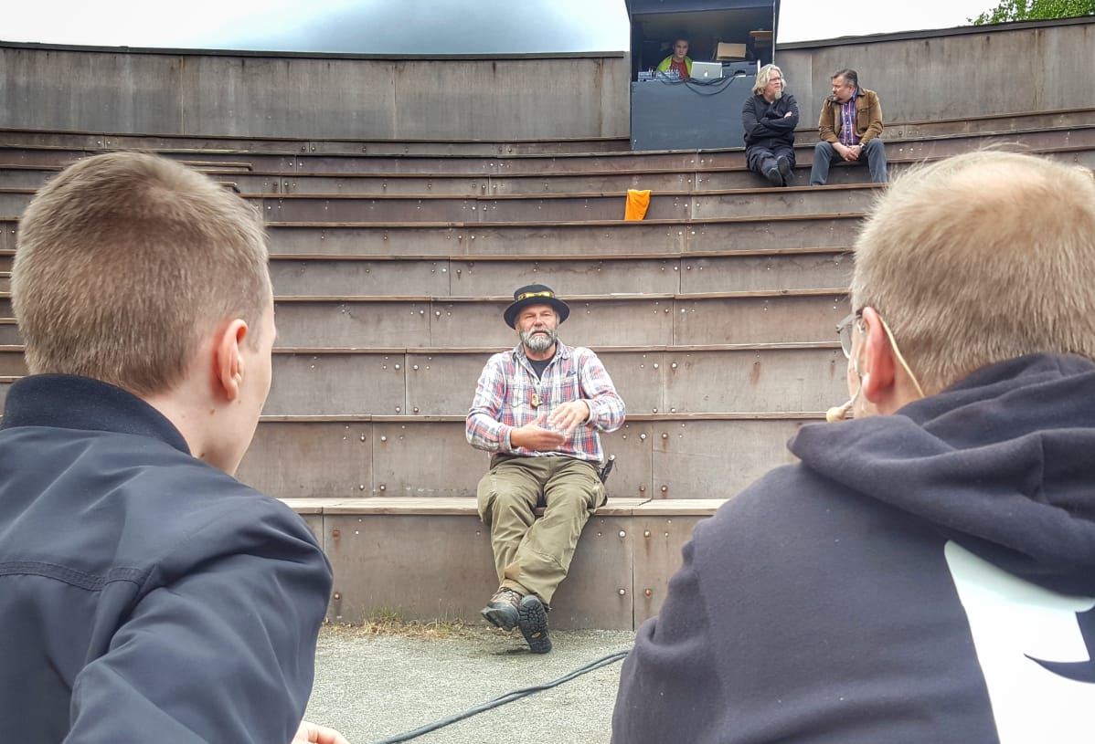 Kai Lehtinen ohjaa kesäteatterissa Kuusamossa kesäkuussa 2018.