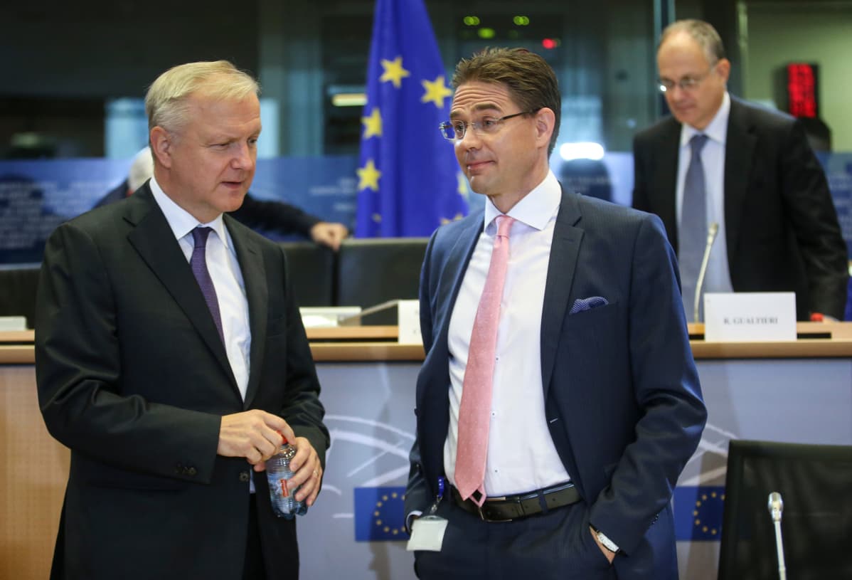 EU-parlamentaarikko Olli Rehn (kesk.) ja Suomen komissaariehdokas Jyrki Katainen (kok.) keskustelivat EU-parlamentissa syksyllä 2014, jolloin Katainen oli meppien kuultavana.