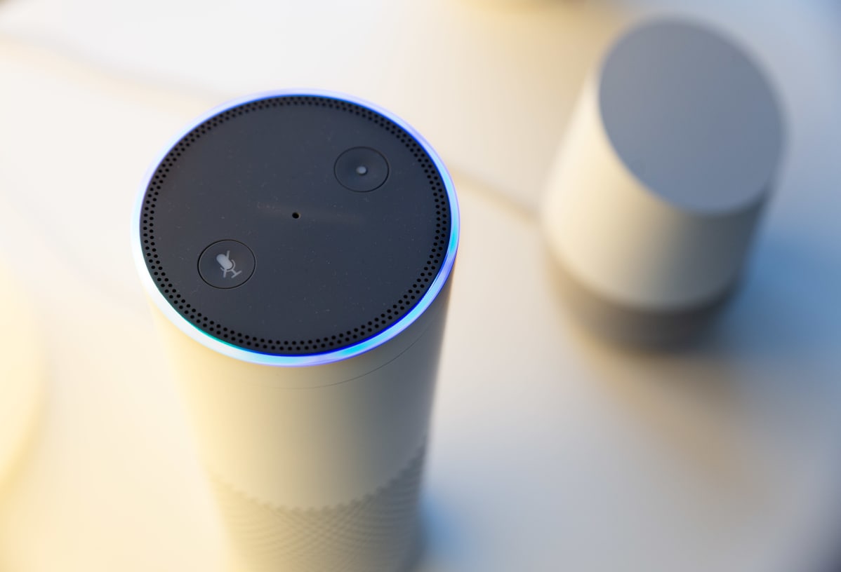 Amazonin ja Googlen puheohjaus-laitteet oskari Ojalan kotona 29.10.2018.