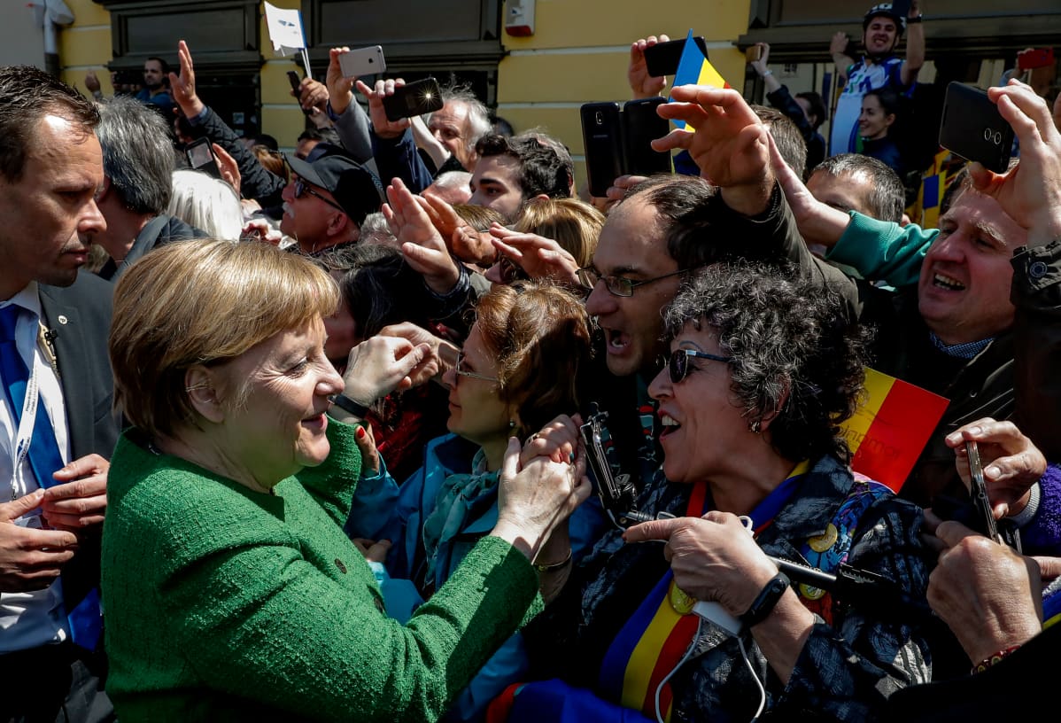 Saksan liittokansleri Angela Merkel otettiin vastaan lämpimästi Sibiun kaupungissa Romaniassa.