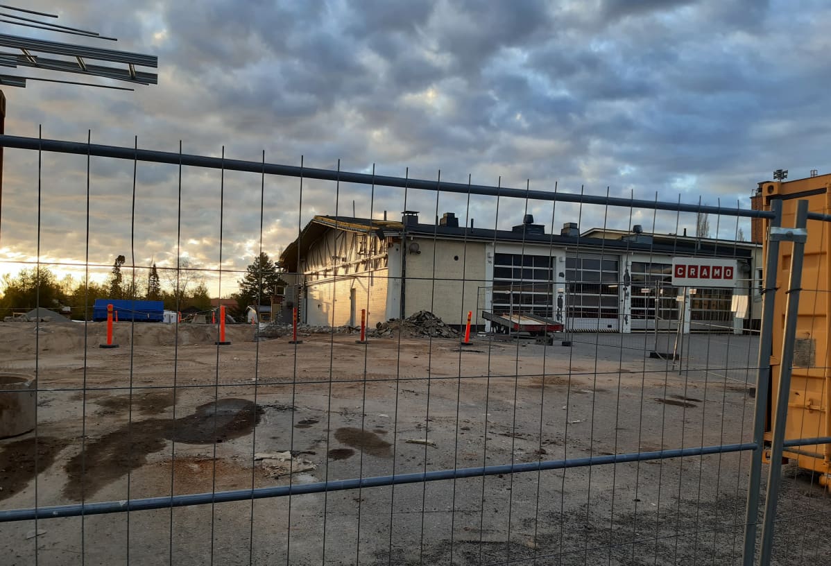 Kokkolan vanha paloasema osittain purettuna.