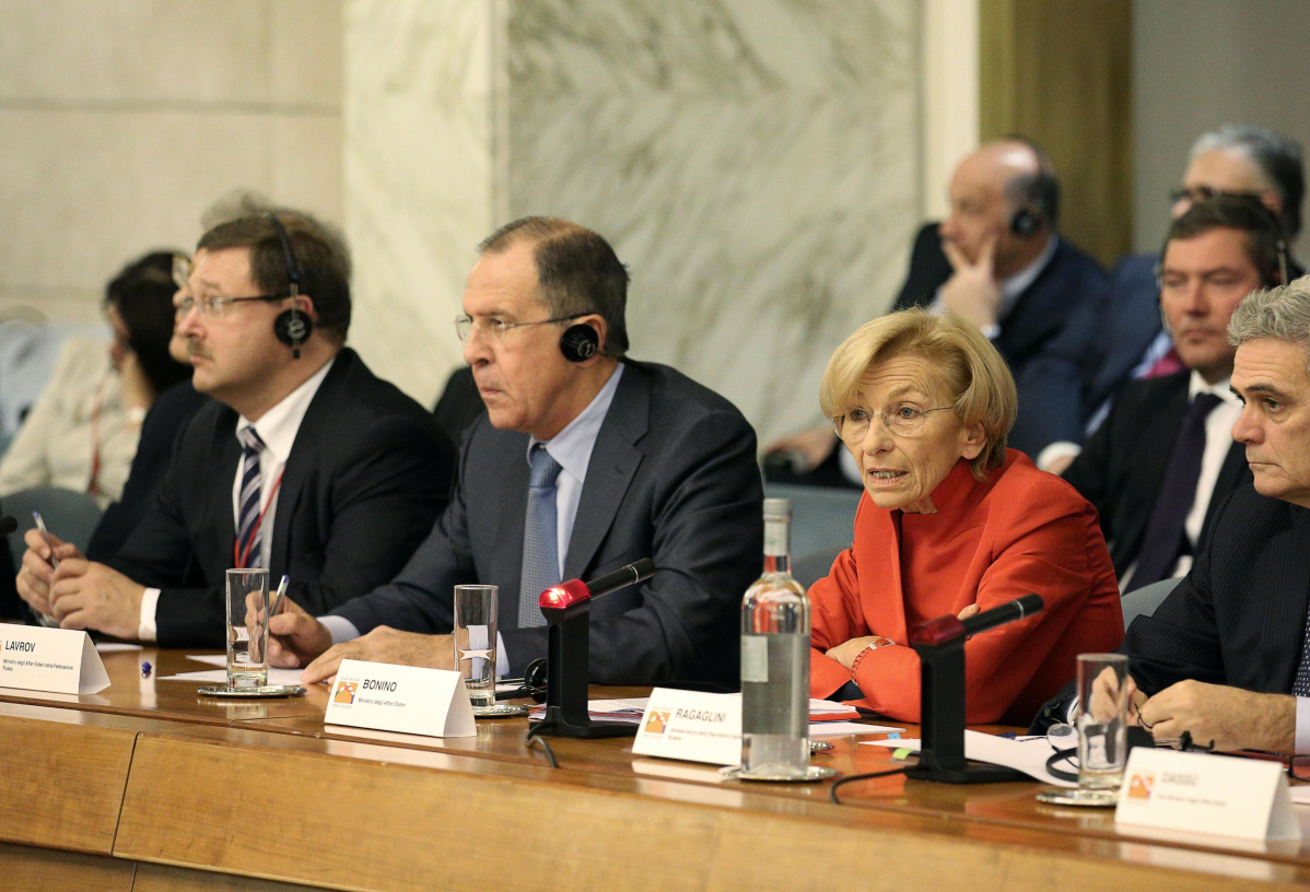 Konstantin Kosatšev, Venäjän ulkoministeri Sergei Lavrov ja Italian ulkoministeri Emma Bonino.
