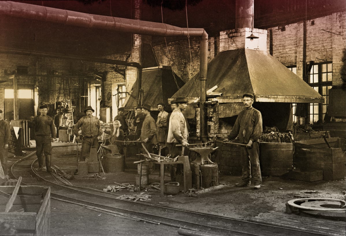 Högforsin takomo ja sen työntekijöitä vuonna 1905.