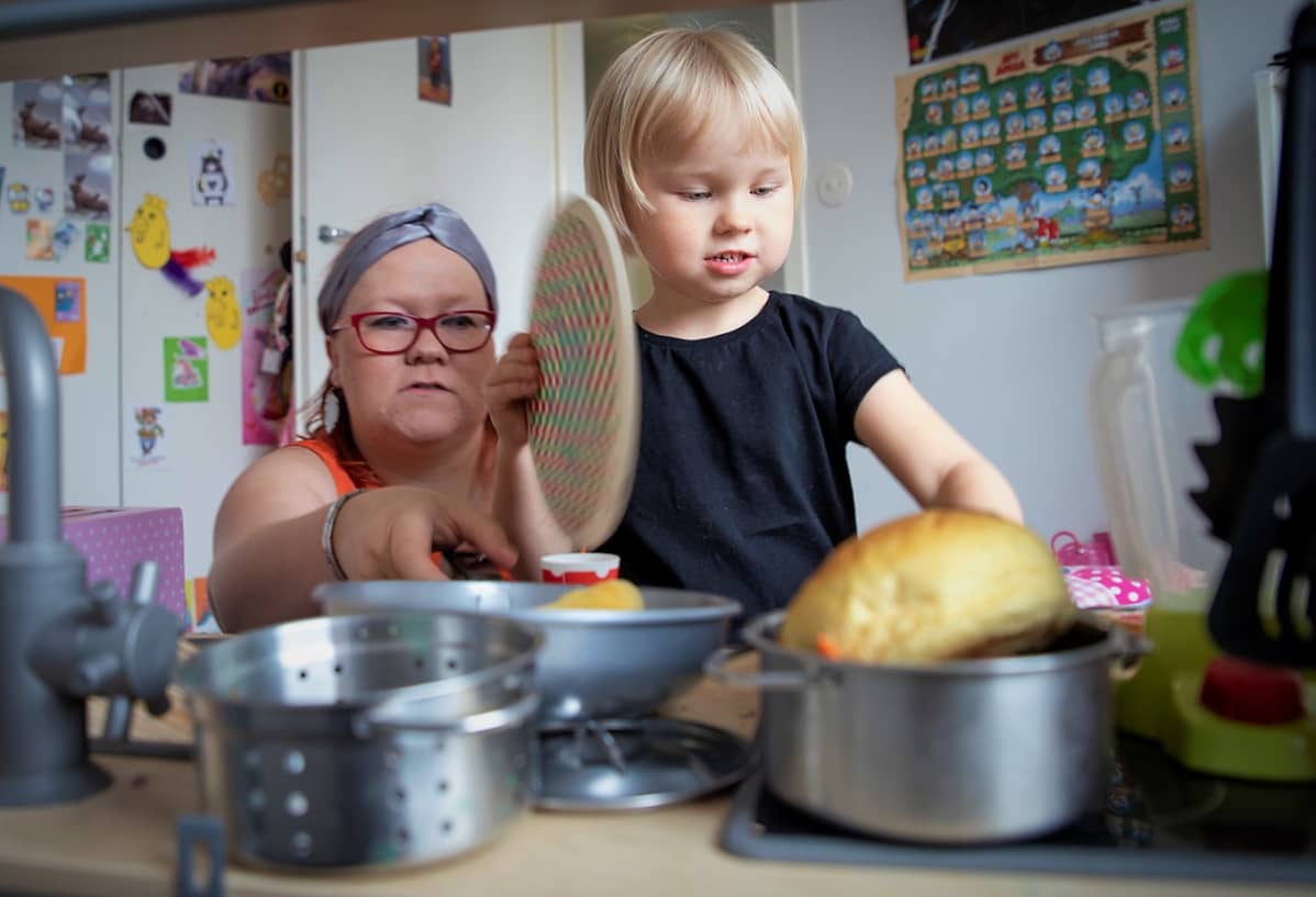 Linda Hirvelä ja Minka-tytär leikkivät.