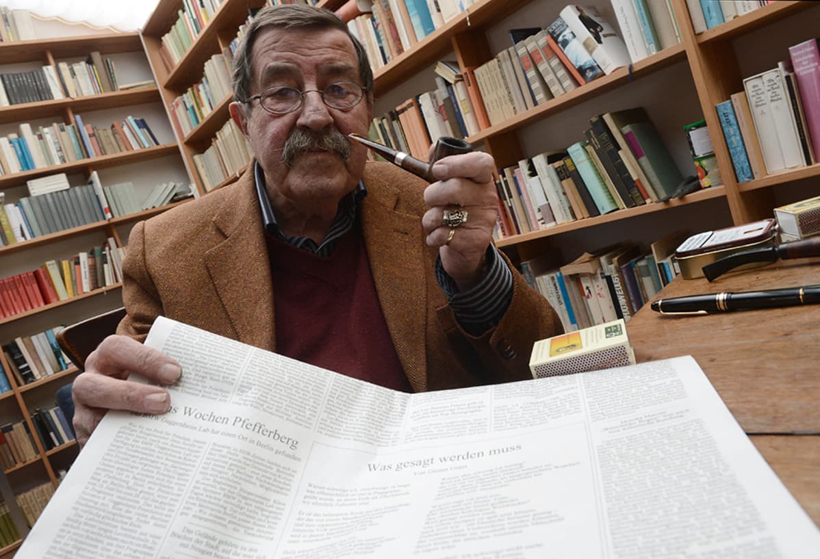 Günter Grass pitelemässä Süddeutsche Zeitung sanomalehteä, jossa hänen kohuttu runo Was gesagt werden muss julkaistiin 4. huhtikuuta 2012.