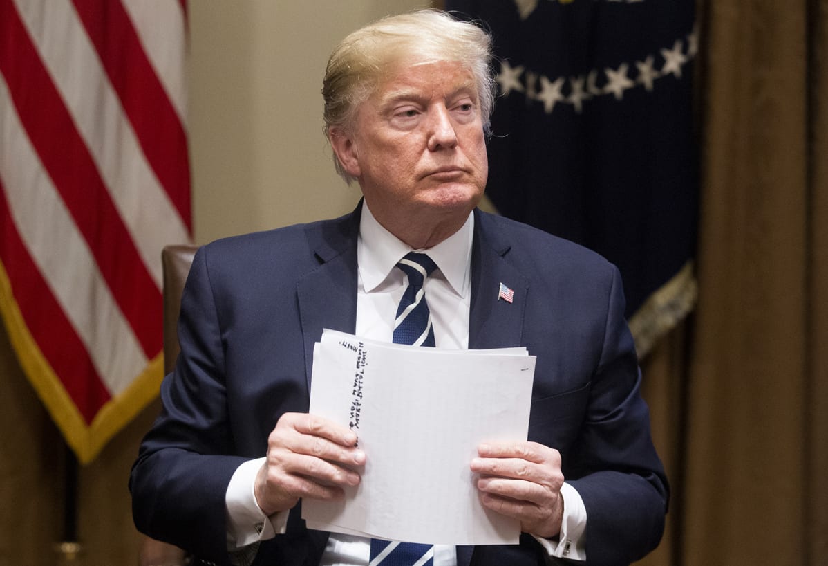 Donald Trump muistiinpanopapereita kädessään.