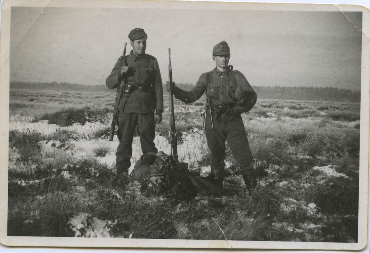 Suomalaissotilaat vihollisen ruumiin äärellä jatkosodan aikana
