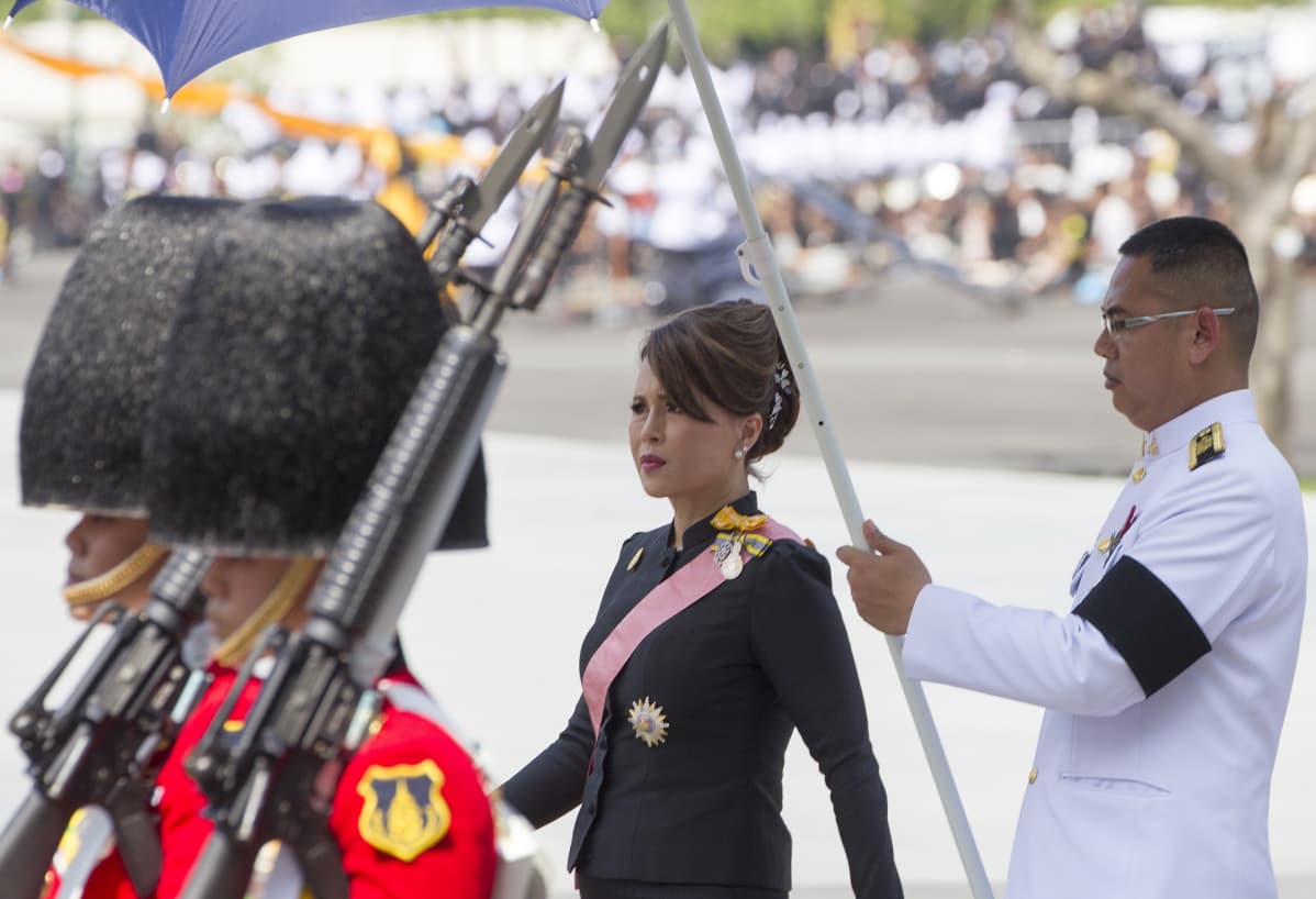 Thaimaan prinsessa Ubolratana kävelee kuninkaallisen kaartin saattelemana.