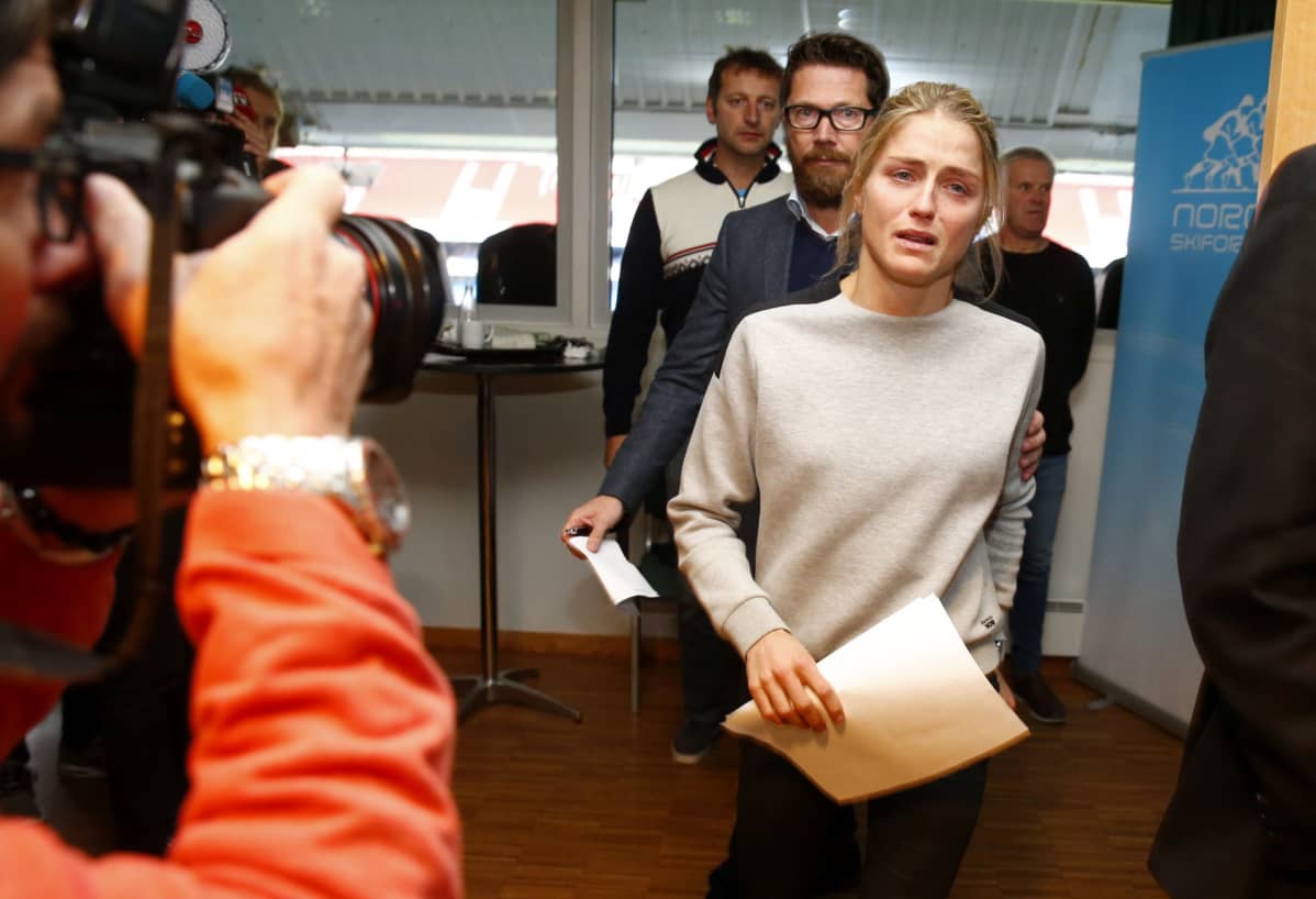 Therese Johaug asteli tiedotusvälineiden eteen 13. lokakuuta 2016 annettuaan anabolista steroidia sisältäneen dopingnäytteen.