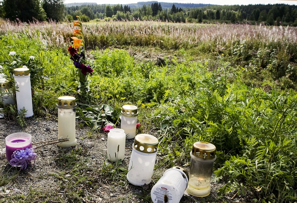 muistokynttilöitä tienpientareella