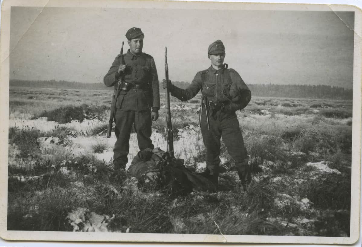 Suomalaissotilaat vihollisen ruumiin äärellä jatkosodan aikana