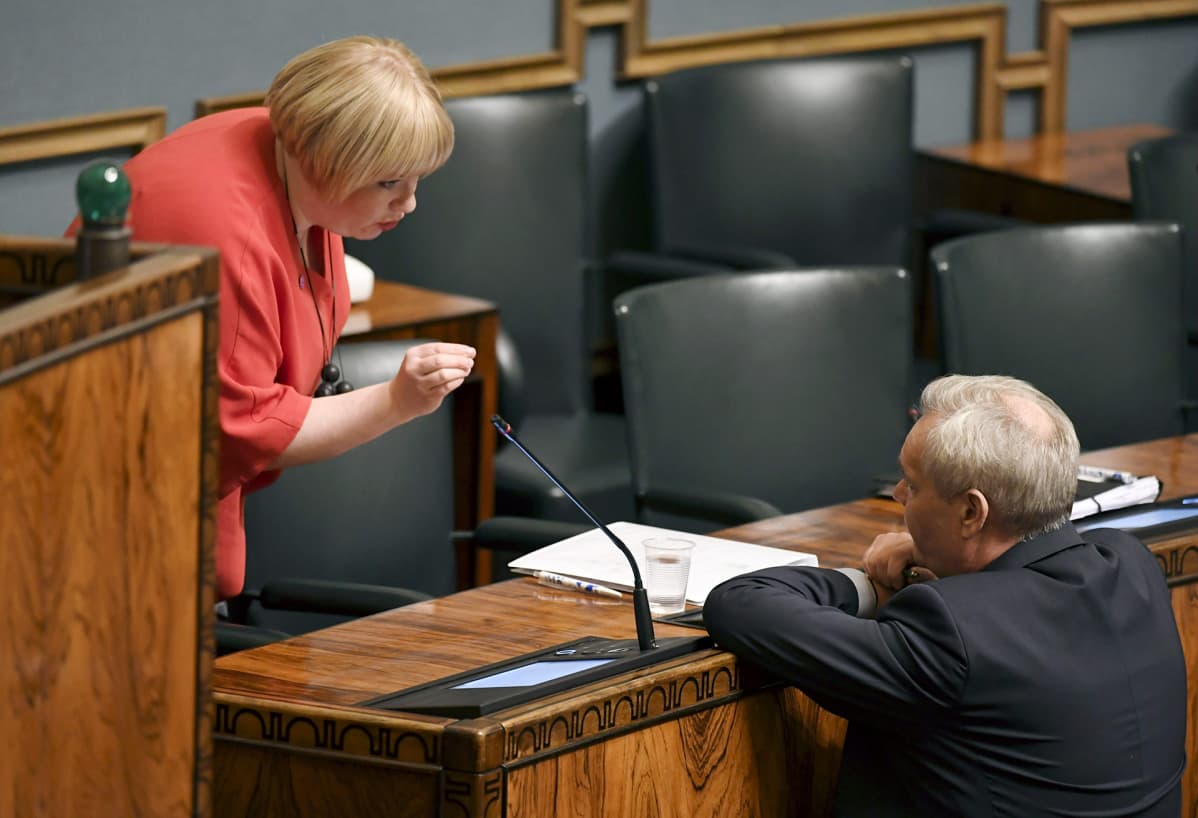 Perhe- ja peruspalveluministeri Annika Saarikko ja kansanedustaja Antti Rinne (sdp) eduskunnan suullisella kyselytunnilla, 14. joulukuuta