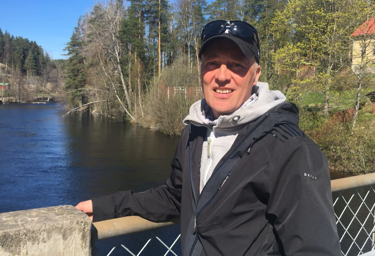 Juha Quuppa Seittonen nojaa sillan kaiteeseen