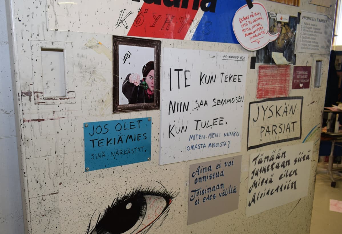 Jyväksylän kaupunginteatterin lavastamon seinässä lukee lentäviä lauseita