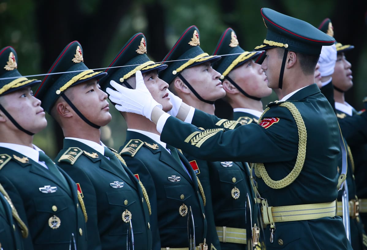 Kiinalaiset kunniavartijat suoristavat linjojaan ennen Brasilian presidentin Jair Bolsonaron tervetuloseremoniaa Kiinan kansantasavallassa, Pekingissä 25. lokakuuta. Bolsonaro on ensimmäisellä virallisella vierailullaan Kiinaan vahvistaakseen kahdenvälisiä kauppasuhteita.