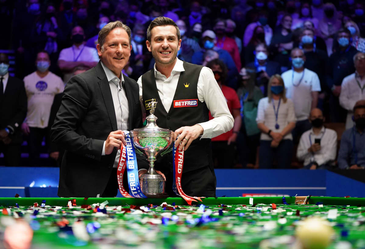 Mark Selby kuuluu snookervalmentaja ja psykologi Chris Henryn (vas.) talliin. Henryn suojatteja on myös MM-finaalin hävinnyt Shaun Murphy.