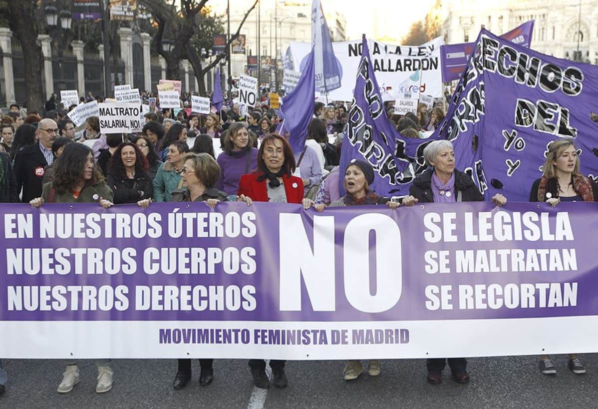 Ihmiset osallistuivat aborttilain kiristystä kritisoivaan mielenosoitukseen kansainvälisenä naistenpäivänä Madrisdissa 8. maaliskuuta 2014.