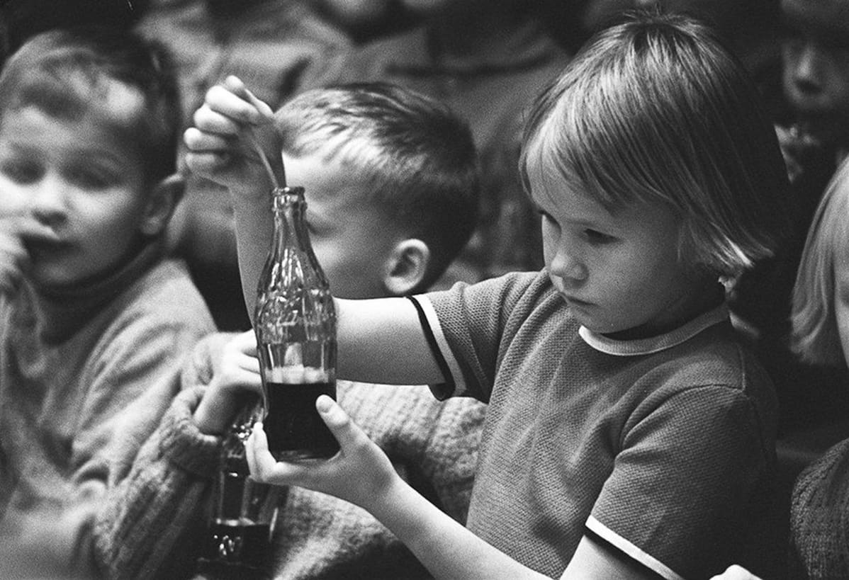 Lapset pääsivät maistelemaan Coca-Colaa 1950-luvulla.