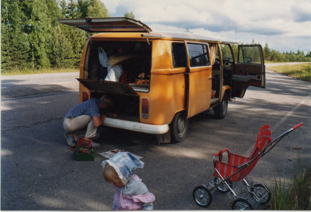 Kesällä 1984 Mansikoiden perheen auto hajosi tien päälle. Matkassa oli pieni tyttö ja viimeisillään raskaana oleva äiti sekä isä, joka koetti korjata poikkimennyttä venttiiliä kuumeisesti.