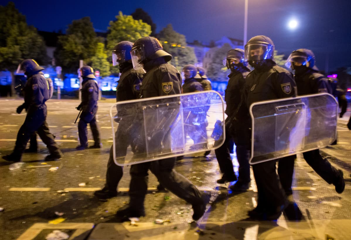 Poliisit partioivat Schanzenviertelin kaupunginosassa G20-kokouksen päättymisen jälkeen lauantai-iltana 8. heinäkuuta.