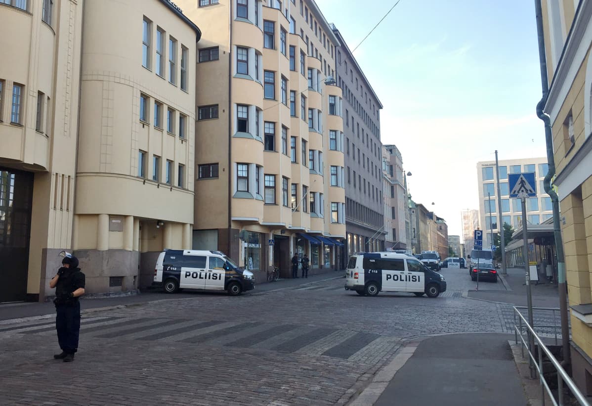 Poliisi eristi operaation vuoksi Kasarmikadun ja Kasarmitorin.