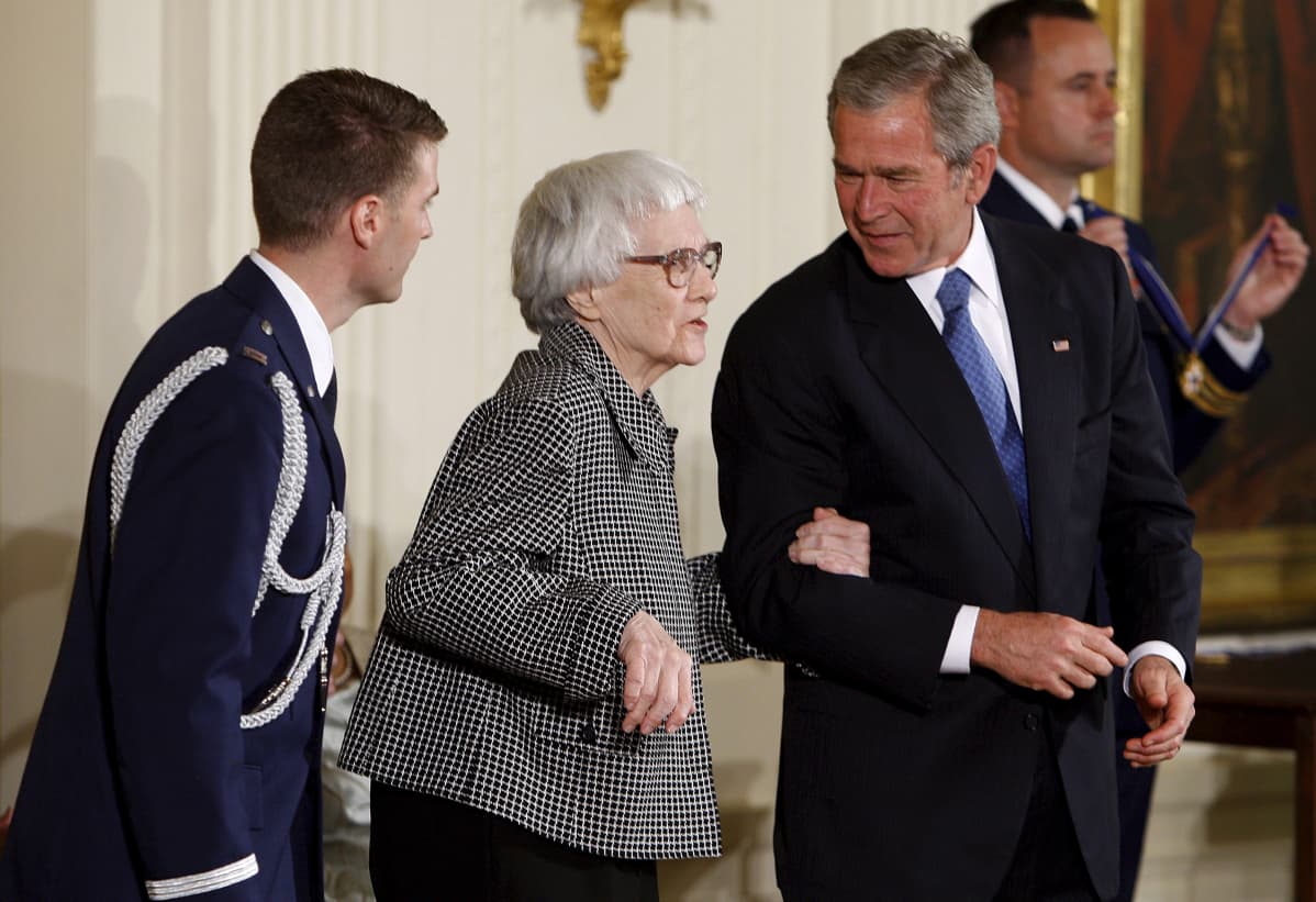 Presidentti George W. Bush luovutti Harper Leelle Presidential Medal of Freedom -mitalin vuonna 2007.