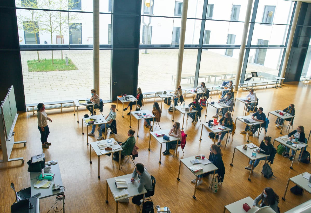 Marktoberdorfin kaupungissa Saksassa sijaitsevassa lukiossa oppilaat osallistuivat opetukseen liikuntasalissa 27. huhtikuuta 2020.