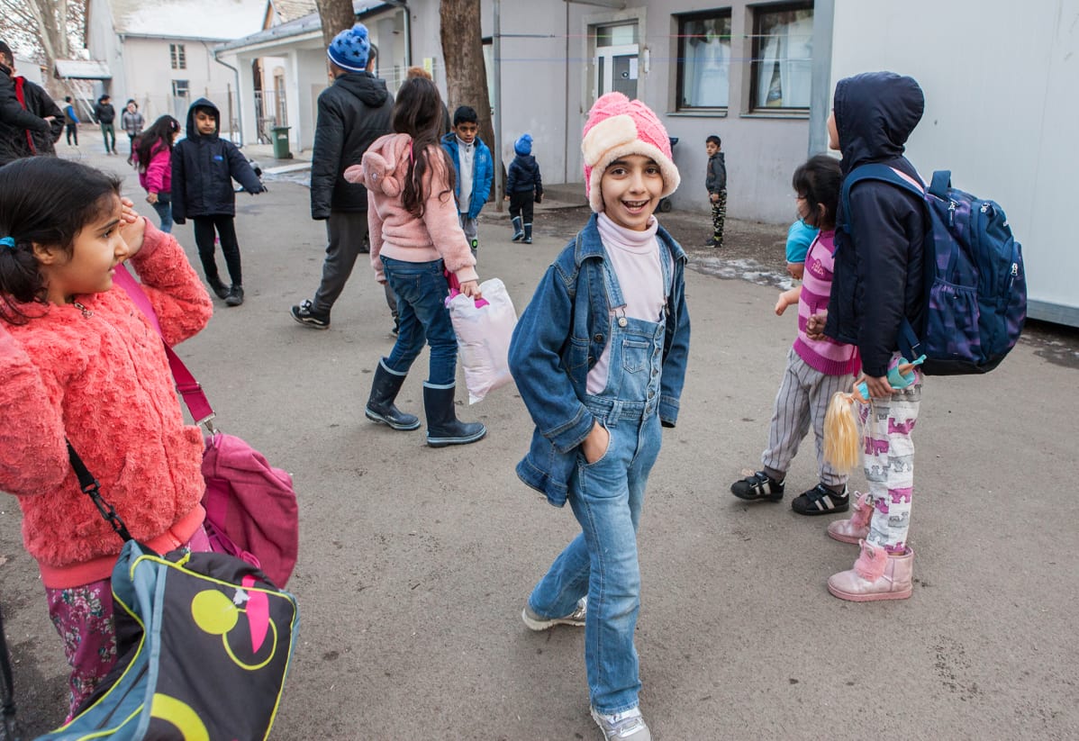 Iranilaiset lapset käyvät serbialaisessa koulussa.
