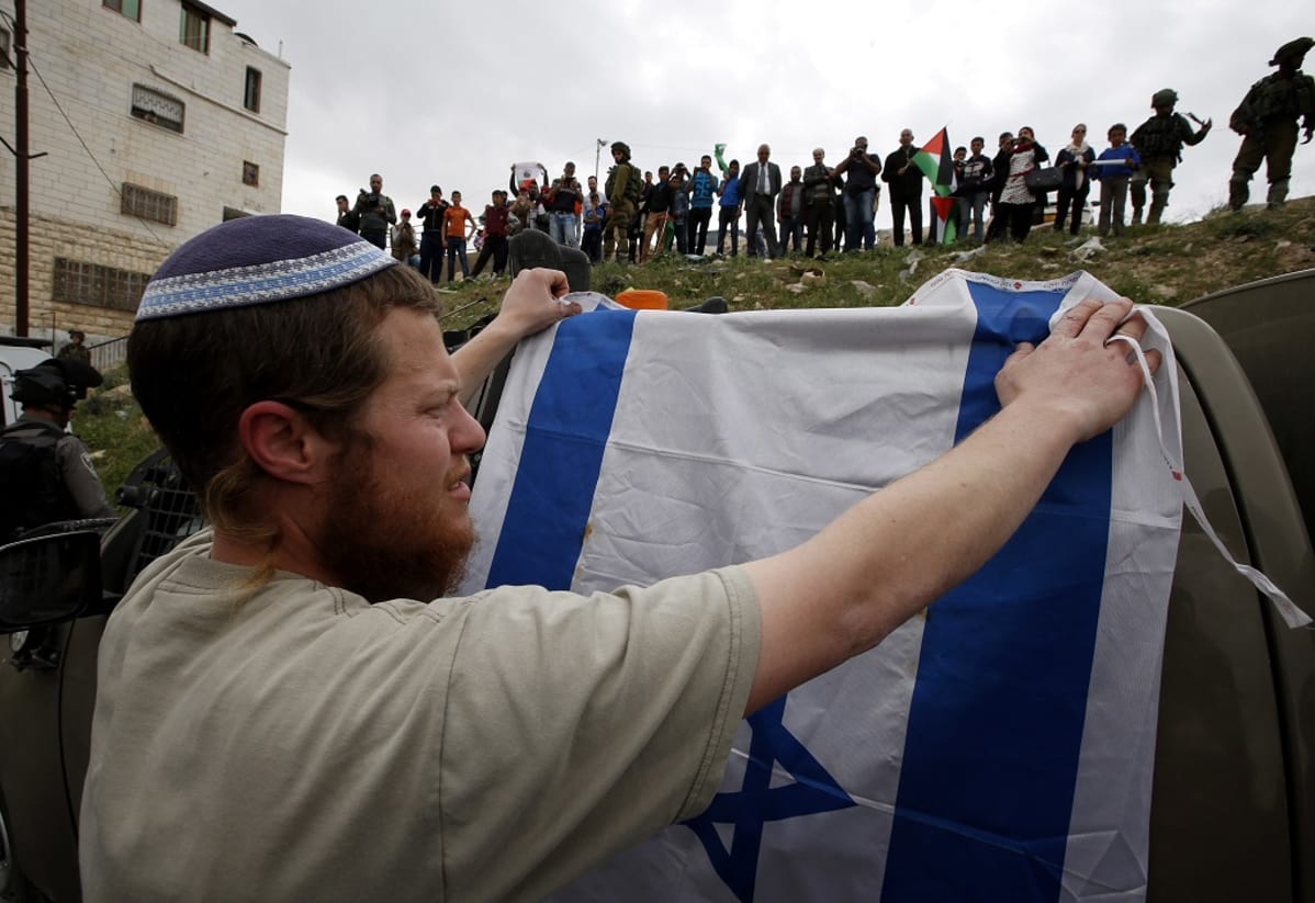 Juutalainen siirtokunta-asukas osoitti mieltään palestiinalaisille Kiryat Arba -siirtokunnassa Länsirannalla