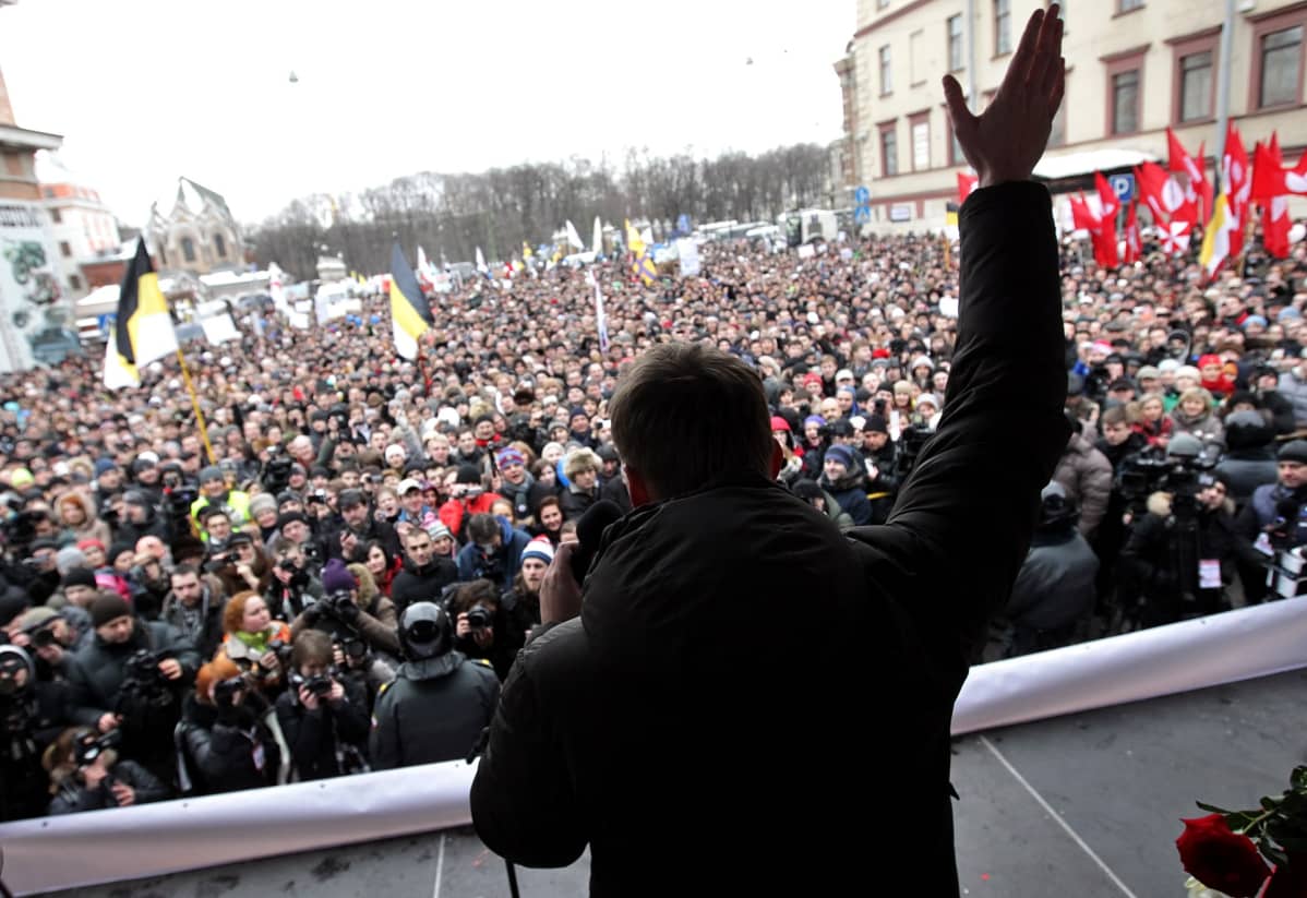 Navalnyi puhuu suurelle väkijoukolle.