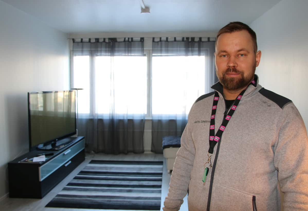 Yrittäjä JP Mikkola seisoo Airbnb:ssä vuokralla olevan kolmionsa olohuoneessa.