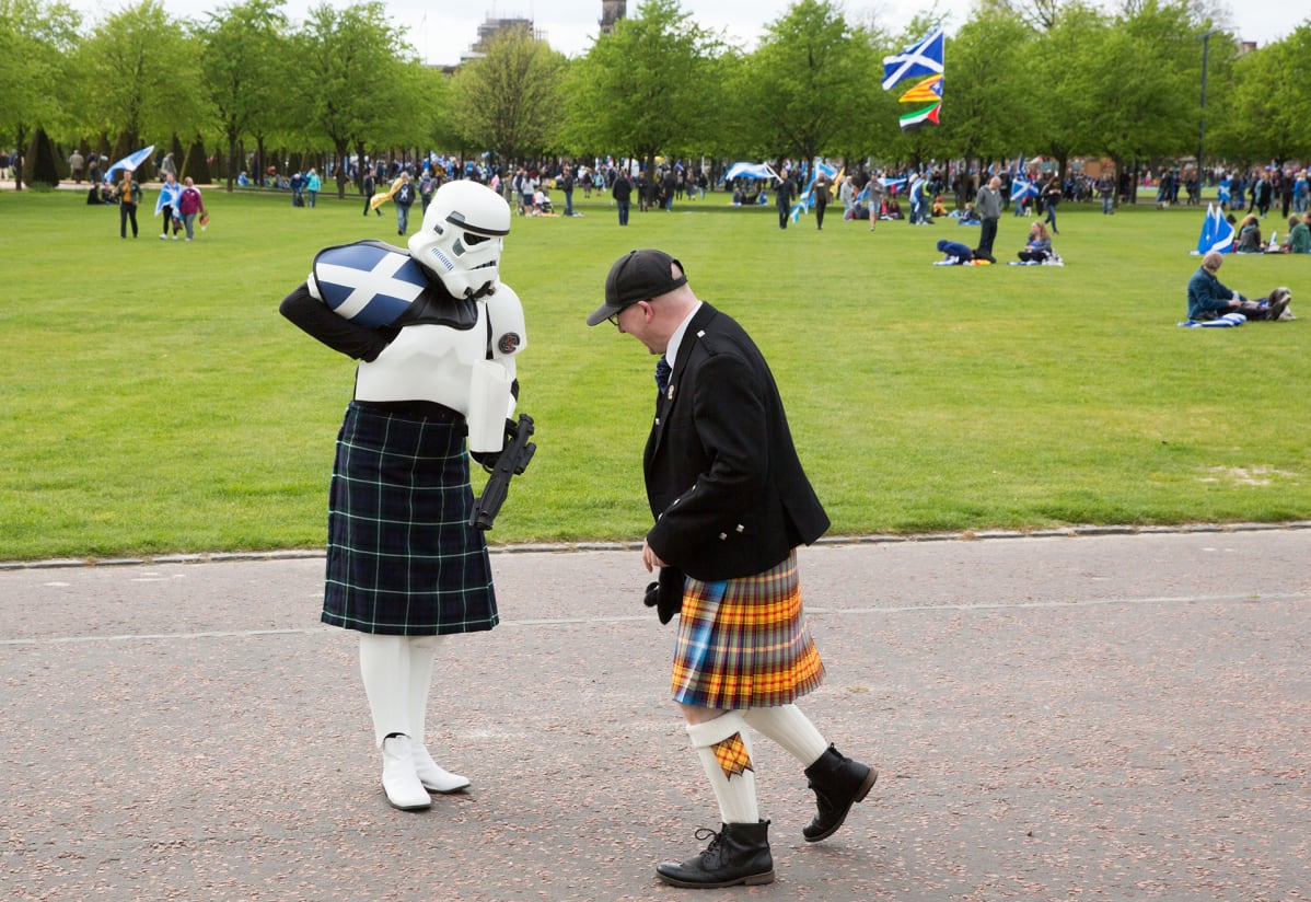 Stormtrooperiksi pukeutunut skotti osallistui Skotlannin itsenäisyyttä vaativaan mielenosotukseen Glascow'ssa 4. toukokuuta.