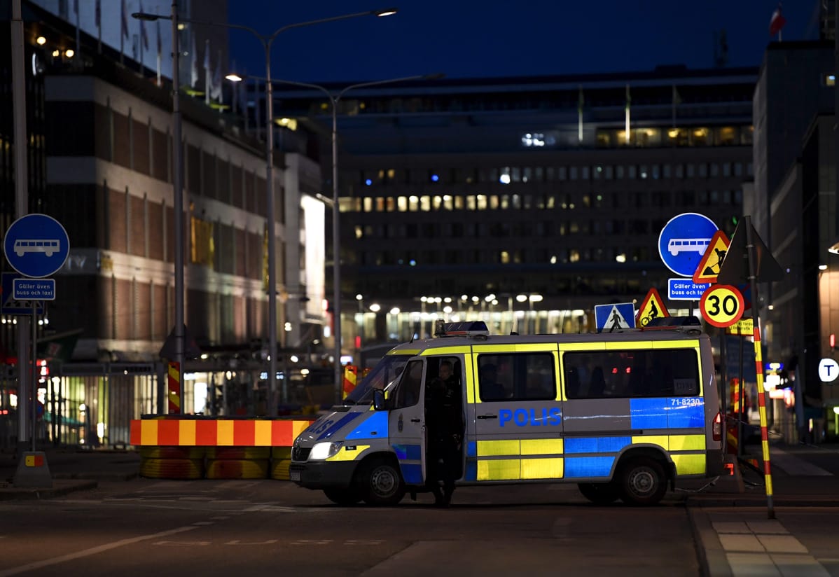 Poliisit ovat estäneet pääsyn Åhlensin tavaratalolle Tukholman keskustassa 7. huhtikuuta.
