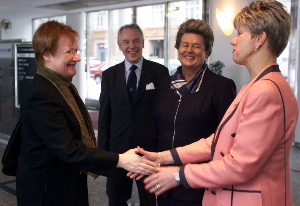 Birgitta Kervinen kättelee Tarja Halosta.