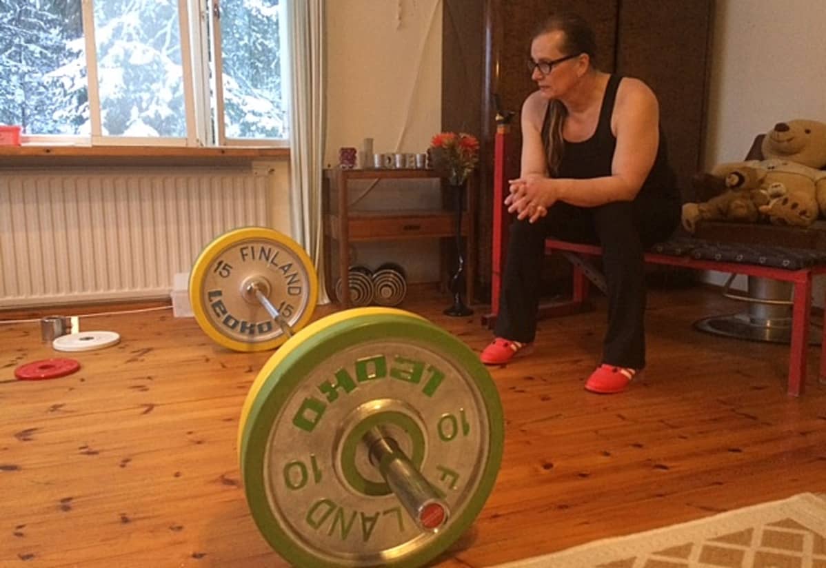 nainen istuu penkillä urheiluvaatteet päällään, punttitreeni, voimanosto, Vera Räsänen