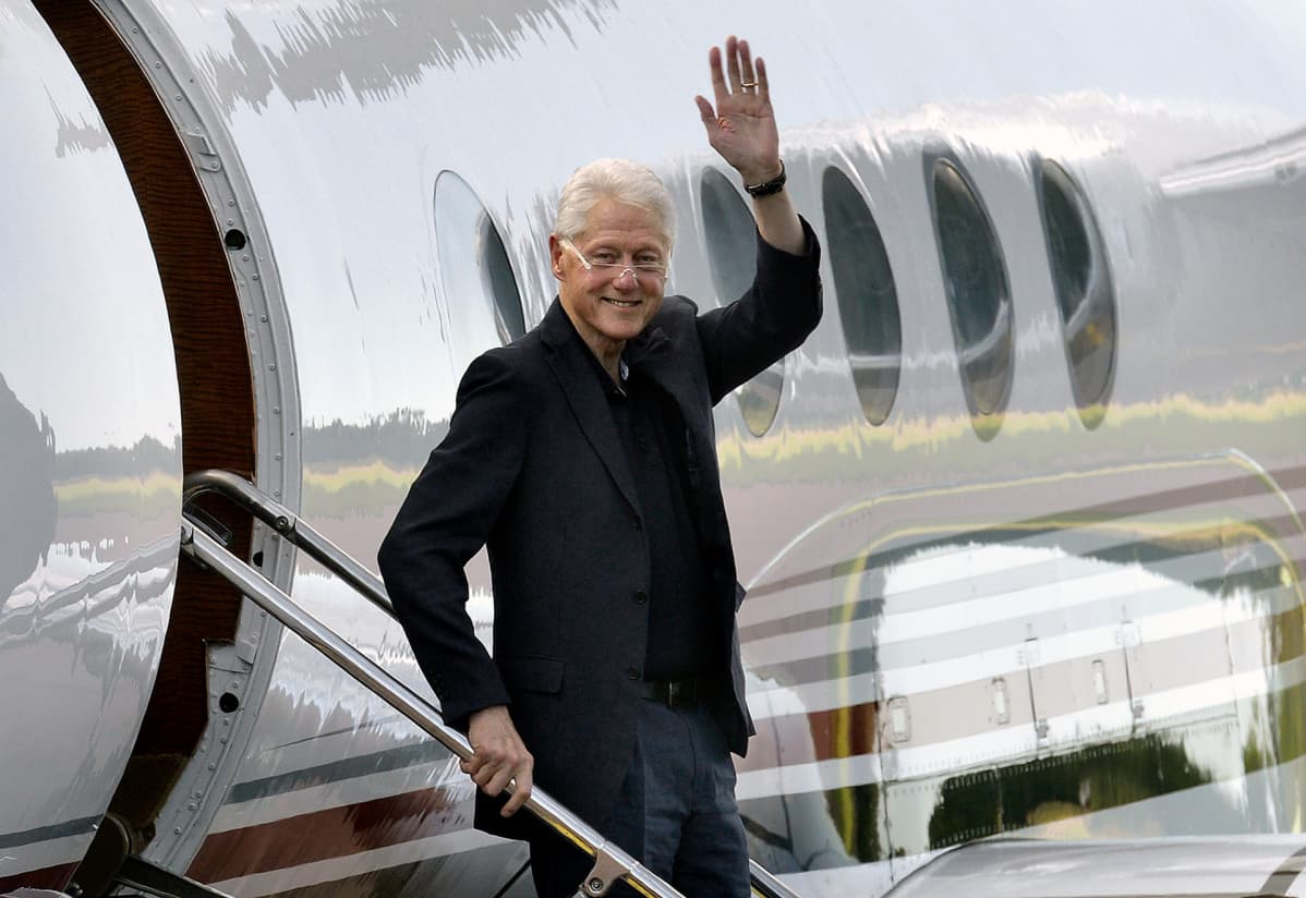 Bill Clinton vilkuttaa kuvaajille Maarianhaminassa.