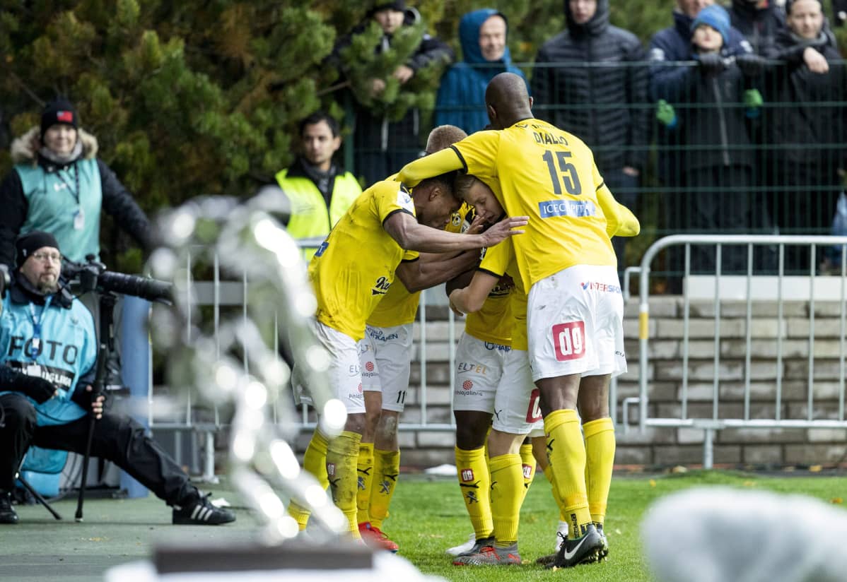 KuPS juhlii Reuben Ayarnan 0-2-maalia jalkapallon Veikkausliigan mestaruusottelussa 2019