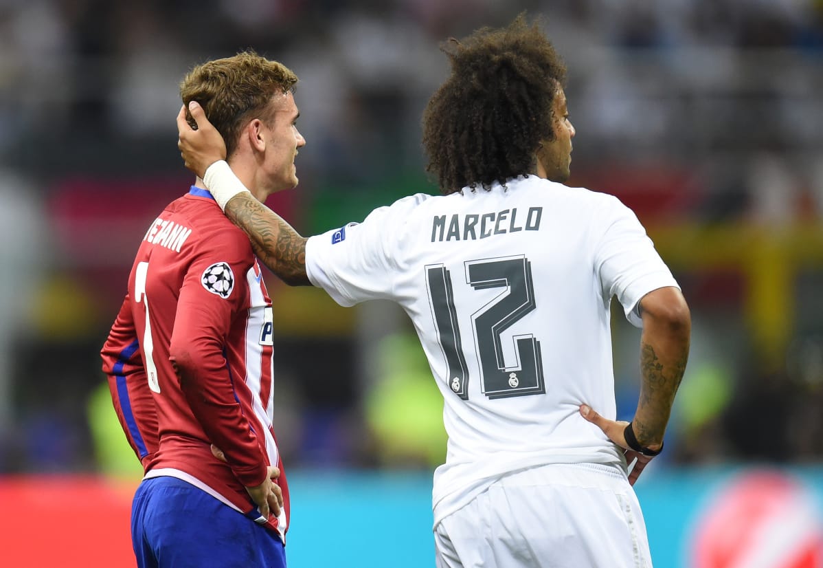 Real Madridin Marcelo lohduttaa Atleticon Antoine Griezmannia, joka epäonnistui rangaistuspotkussaan 48. minuutilla.