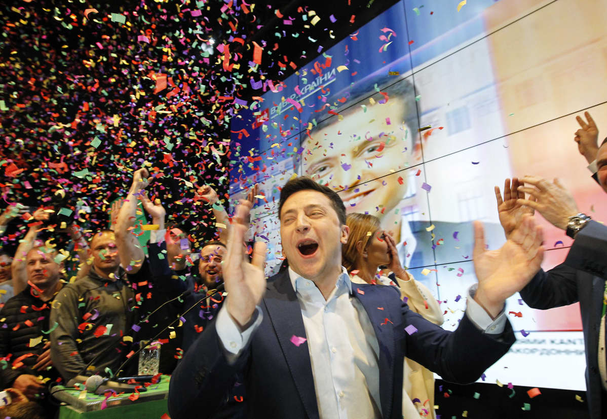 Volodymyr Zelensky juhlii ennakkoäänten tulosta.