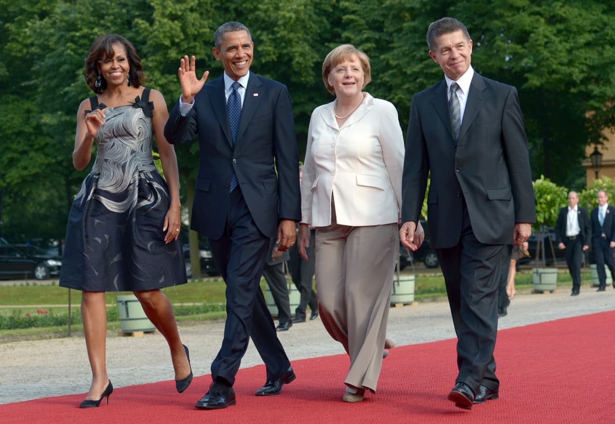 Yhdysvaltain tuolloinen presidenttipari Michelle ja Barack Obama kuvattuna Saksan valtiovierailunsa aikana yhdessä Saksan liittokansleri Angela Merkelin ja puolisonsa Joachim Sauerin kanssa Charlottenburgin palatsin lähistöllä Berliinissä 19. kesäkuuta 2013.