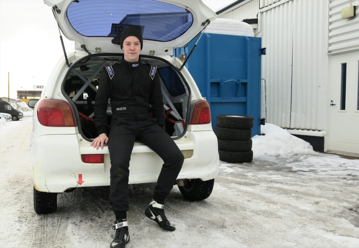 Rallikuski Niklas Heino autonsa takaluukulla